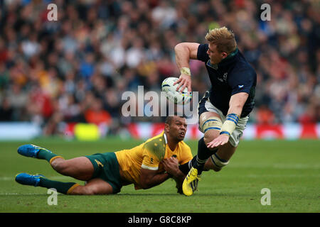 Der schottische David Denton (rechts) entgeht der Herausforderung des australischen Kurtley Beale während des Rugby-Weltcupspiels im Twickenham Stadium, London. Stockfoto