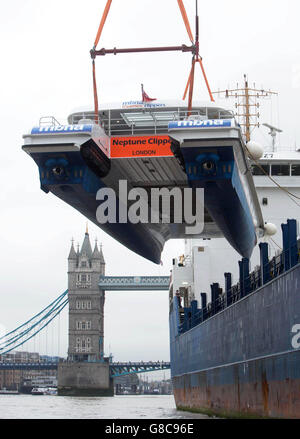 REDAKTIONELLE VERWENDUNG NUR Neptune Clipper, einer von zwei neuen Katamaranen, die über 15,000 Meilen von ihrem Bau in Tasmanien, Australien, zurückgelegt wurden, kommt in ihrem neuen Zuhause an der Themse in London an, um der MBNA Thames Clippers-Flotte beizutreten. Stockfoto