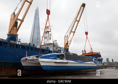 Neptune Clipper, einer von zwei neuen Katamaranen, die über 15,000 Meilen von Tasmanien, Australien, zurückgelegt wurden, erreicht ihr neues Zuhause an der Themse in London, um der MBNA Thames Clippers Flotte beizutreten. Stockfoto