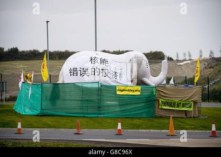 Ein aufblasbarer Elefant mit einer respektvollen Botschaft an den chinesischen Präsidenten Xi Jinping, in der er sagte, dass das Kernkraftwerk Hinkley Point C von EEF eine „schlechte Investition“ für den chinesischen Staat wäre, wird in einem Anti-Atomwaffenlager an einem Kreisverkehr in der Nähe des Atomkraftwerks in Somerset eingerichtet. Stockfoto