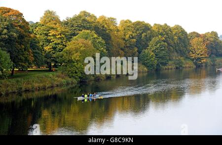 Ruderer auf dem Fluss Tyne unter den Herbstfarben bei Hexham in Northumberland. Stockfoto