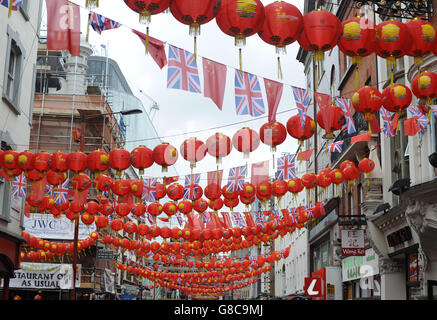 Rote Papierlaternen hängen von der Wardour Street in London, während die Vorbereitungen für den chinesischen Staatsbesuch nächste Woche beginnen. Stockfoto