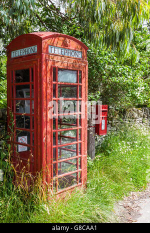 Rotes Telefon Box und roten Briefkasten in Dorf Norbury, Shropshire, England, Großbritannien Stockfoto