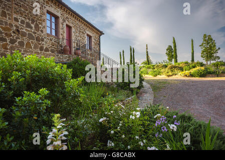 Schönes altes Haus mit Steinen im Frühling. Stockfoto