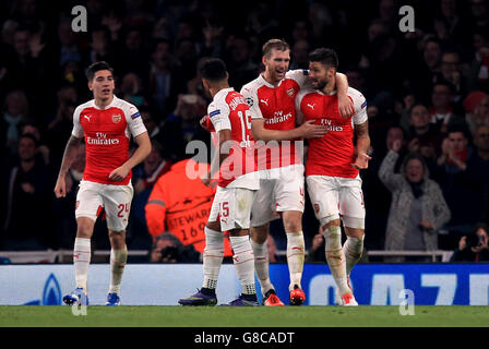 Olivier Giroud von Arsenal feiert das erste Tor seiner Seite Das Spiel mit per Mertesacker (zweite rechts) Stockfoto