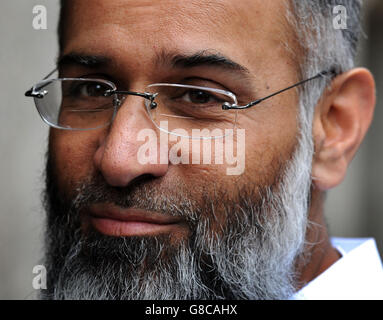 Vorher datiert bedingtes Foto 27.06.16 britische Prediger Anjem Choudary, die über reden, die angeblich auf YouTube gepostet vor Gericht gegangen ist. Stockfoto