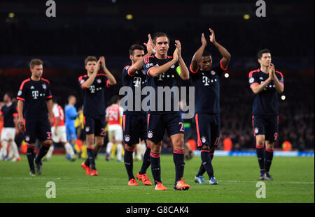 Fußball - UEFA Champions League - Gruppe F - Arsenal gegen Bayern München - Emirates Stadium. Bayern Münchens Kapitän Philipp Lahm führt seine Spieler an, als sie nach dem Spiel den Fans applaudieren Stockfoto