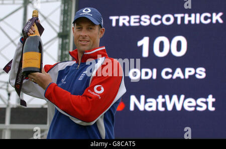 Der englische Schlagmann Marcus Trescodick posiert für Fotografen. Trescodick wird morgen beim Oval gegen Bangladesch seinen 100. Eintagesinternational spielen. Stockfoto