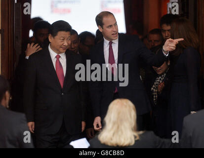 Der Herzog von Cambridge mit dem Präsidenten von China, Xi Jinping, im Lancaster House in London, nachdem sie an einer Veranstaltung teilgenommen hatten, bei der die kulturelle Zusammenarbeit zwischen Großbritannien und China gefeiert wurde. Stockfoto