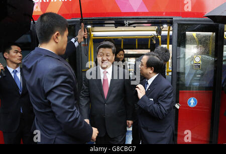 Der chinesische Präsident Xi Jinping (Mitte) kommt im Lancaster House in London an, wo er an einer Veranstaltung teilnahm, bei der die kulturelle Zusammenarbeit zwischen Großbritannien und China gefeiert wird. Stockfoto