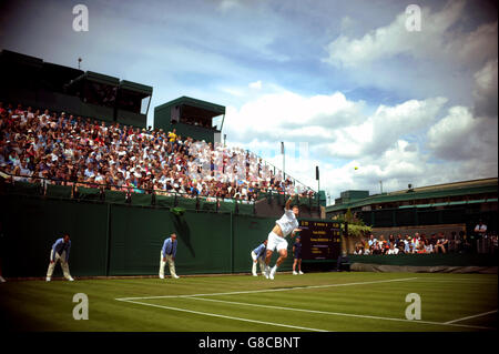 Allgemeine Ansicht, da Tomas Berdych am zweiten Tag der Wimbledon Championships beim All England Lawn Tennis und Croquet Club in Wimbledon dient. DRÜCKEN SIE VERBANDSFOTO. Bilddatum: Dienstag, 28. Juni 2016. Siehe PA Geschichte TENNIS Wimbledon. Bildnachweis sollte lauten: Anthony Devlin/PA Wire. Stockfoto