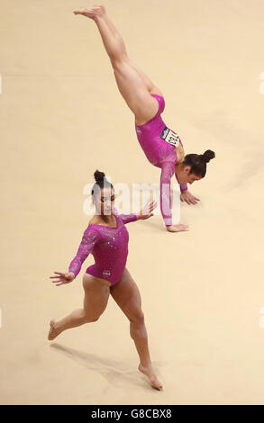 *ANMERKUNG DER REDAKTION - Mehrfachbelichtung in der Kamera * die US-amerikanische Alexandra Raisman tritt am zweiten Tag der 2015 World Gymnastic Championships beim SSE Hydro, Glasgow, an. Stockfoto