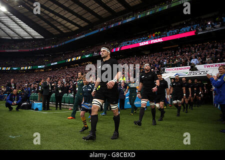 Neuseelands Kapitän Richie McCaw führt sein Team vor der Rugby-Weltmeisterschaft, dem Halbfinale im Twickenham Stadium, London, an. DRÜCKEN Sie VERBANDSFOTO. Bilddatum: Samstag, 24. Oktober 2015. Siehe PA Story RUGBYU Südafrika. Bildnachweis sollte lauten: David Davies/PA Wire. Stockfoto