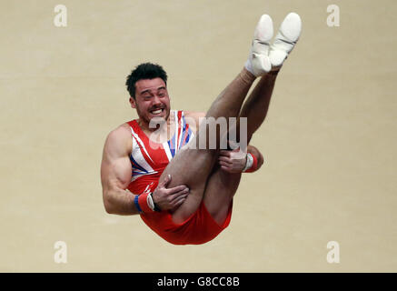 Der britische Kristian Thomas tritt am dritten Tag der Weltmeisterschaften im Gymnastikturniking 2015 bei der SSE Hydro, Glasgow, auf den parallelen Barren an. Stockfoto