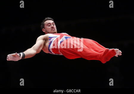 Der britische Kristian Thomas tritt am dritten Tag der Weltmeisterschaften 2015 im Sportturnier der SSE Hydro in Glasgow an der Horizontal Bar an. Stockfoto