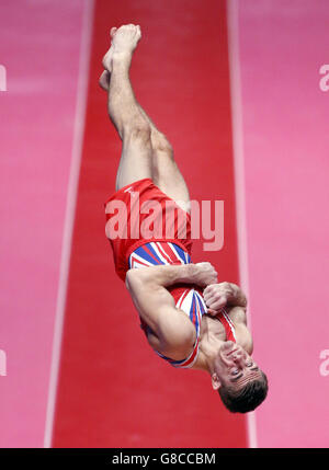 Der britische Max Whitlock tritt am dritten Tag der Weltmeisterschaften im Gymnastik-Bereich 2015 bei der SSE Hydro in Glasgow am Vault Table an. Stockfoto