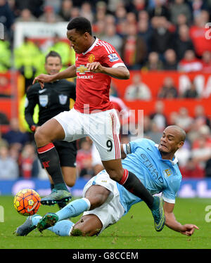 Anthony Martial von Manchester United (links) und Vincent Kompany von Manchester City kämpfen während des Spiels der Barclays Premier League in Old Trafford, Manchester, um den Ball. Stockfoto