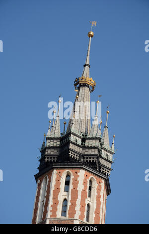 Close-up auf den Turm der St. Marien Kirche Marktplatz Krakau Polen Stockfoto