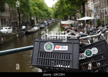 Fahrräder mit Aufkleber für Marihuana in Amsterdam, Holland Stockfoto