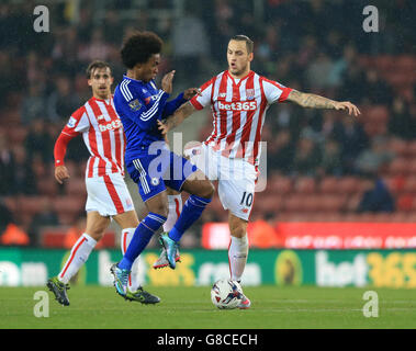 Fußball - Capital One Cup - vierte Runde - Stoke City gegen Chelsea - Britannia Stadium. Marko Arnautovic (rechts) von Stoke City und Willian von Chelsea kämpfen um den Ball. Stockfoto