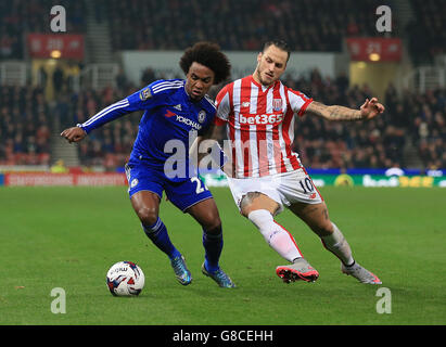 Fußball - Capital One Cup - vierte Runde - Stoke City gegen Chelsea - Britannia Stadium. Marko Arnautovic (rechts) von Stoke City und Willian von Chelsea kämpfen um den Ball. Stockfoto