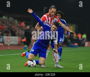 Marko Arnautovic von Stoke City und Chelsea's Oscar (vorne) kämpfen um den Ball. Stockfoto