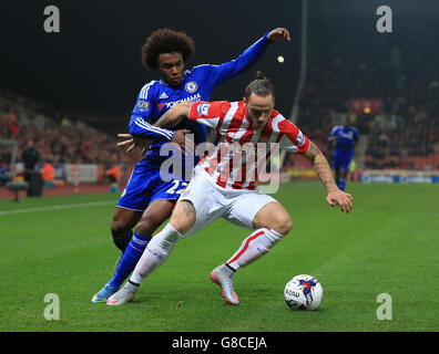 Fußball - Capital One Cup - vierte Runde - Stoke City gegen Chelsea - Britannia Stadium. Marko Arnautovic (rechts) von Stoke City und Willian von Chelsea kämpfen um den Ball. Stockfoto