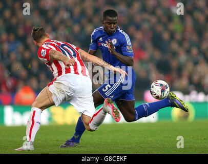 Marko Arnautovic von Stoke City (links) und Kurt Zouma von Chelsea kämpfen während des Spiels Capital One Cup, vierte Runde im Britannia Stadium, Stoke-upon-Trent, um den Ball. Stockfoto