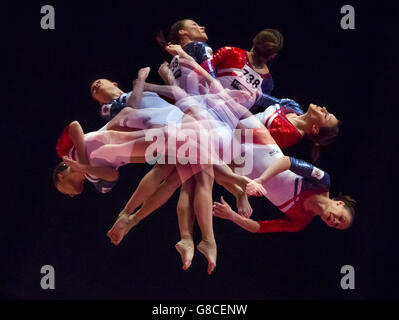 Die Mehrfachbelichtung der russischen Ksenija Afanasewa, die in der Kamera erstellt wurde, tritt am fünften Tag der Weltmeisterschaften der Gymnastik 2015 beim SSE Hydro in Glasgow am Tresortisch an. Stockfoto