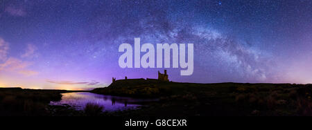 Dunstanburgh Castle mit der Milchstraße und Northern Lights Stockfoto