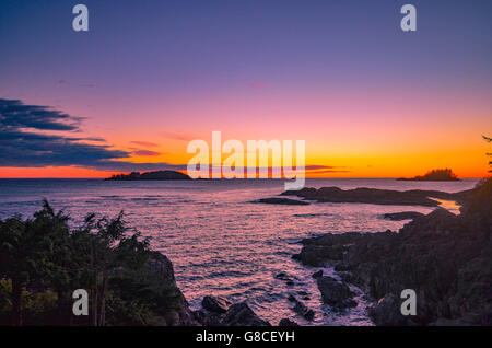 Ein Sonnenuntergang am Pazifischen Ozean, in der Nähe von Tofino, Kanada Stockfoto