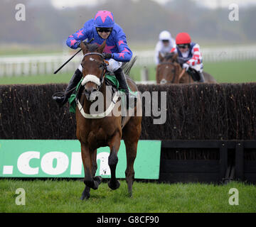 Cue Card von Paddy Brennan galoppieren weg vom letzten Zaun, während sie die bet365 Charlie Hall Chase am zweiten Tag des bet365 Charlie Hall Meetings auf der Wetherby Racecourse gewinnen. Stockfoto