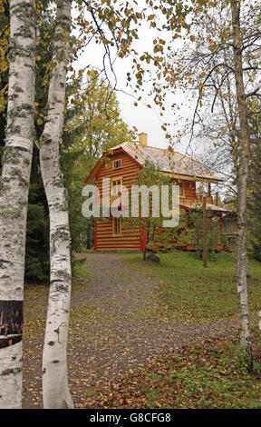 Schönes Holzhaus, Mandrogy (auf Svir Fluß östlich von St. Petersburg), Russland. Stockfoto