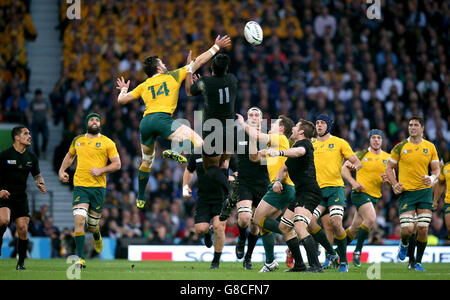 Der Australier Adam Ashley-Cooper und der Neuseeländer Julian Savea (rechts) bestreiten die Line-Out während des Rugby-Weltcup-Finales in Twickenham, London. Stockfoto