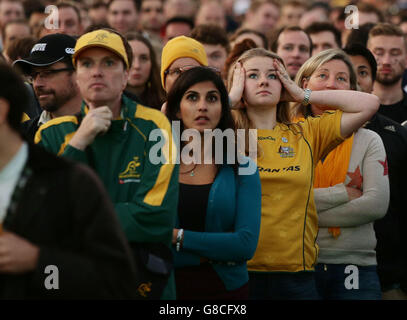 Australien-Fans sehen das Spiel auf einer riesigen Leinwand in der Fanzone am Trafalgar Square, London für das Rugby-Weltcup-Finale. Stockfoto