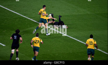 Der Neuseeländer Ma'a Nonu punktet beim Rugby-Weltcup-Finale in Twickenham, London, beim zweiten Versuch seiner Seite. Stockfoto