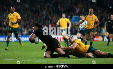 Der Neuseeländer Ma'a Nonu punktet beim Rugby-Weltcup-Finale in Twickenham, London, beim zweiten Versuch seiner Seite. Stockfoto