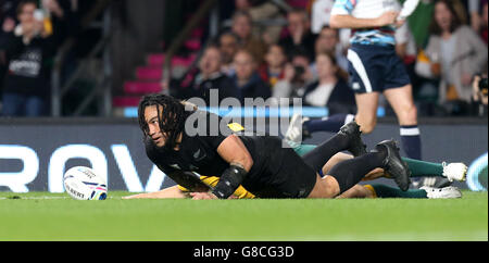 Der Neuseeländer Ma'a Nonu punktet beim Rugby-Weltcup-Finale in Twickenham, London, beim zweiten Versuch seiner Seite. Stockfoto