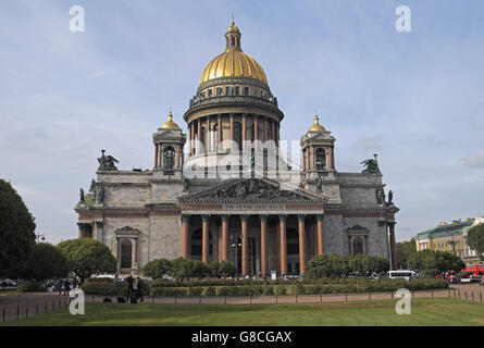 Die St. Isaak Kathedrale über isaakievskaya Ort gesehen, in St. Petersburg, Russland. Stockfoto