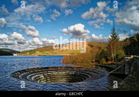 Großbritannien, Derbyshire, Peak District, Ladybower Reservoir & Overflow. Stockfoto