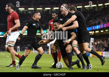 Der Neuseeländer Julian Savea (Mitte) feiert mit seinen Teamkollegen, nachdem er beim Rugby-Weltcup-Spiel im Millennium Stadium in Cardiff den vierten Versuch seiner Mannschaft erzielt hat. Stockfoto