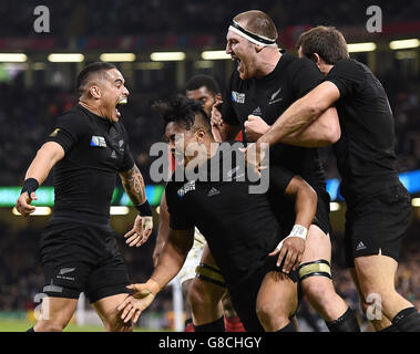 Der Neuseeländer Julian Savea (Mitte) feiert mit seinen Teamkollegen, nachdem er beim Rugby-Weltcup-Spiel im Millennium Stadium in Cardiff den vierten Versuch seiner Mannschaft erzielt hat. Stockfoto