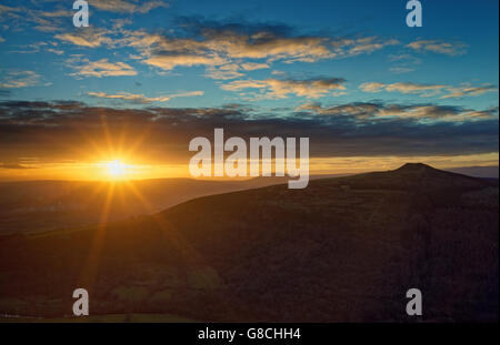 Großbritannien, Derbyshire, Peak District, Sonnenuntergang über Bamford Edge und Hope Valley. Stockfoto