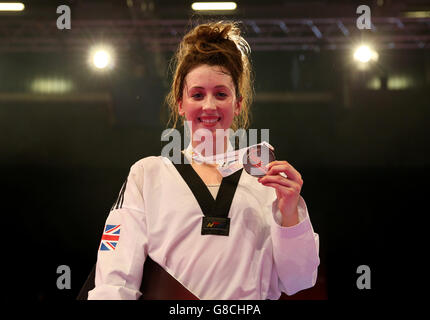 Der britische Jade Jones feiert den Gewinn der Goldmedaille im Finale der Frauen-57 am zweiten Tag der WTF-Taekwondo-Weltmeisterschaften in der Manchester Regional Arena. Stockfoto