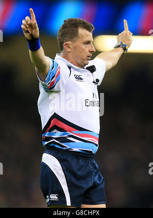 Schiedsrichter Nigel Owens während des Rugby-Weltcup-Spiels im Millennium Stadium, Cardiff. DRÜCKEN SIE VERBANDSFOTO. Bilddatum: Samstag, 17. Oktober 2015. Siehe PA Story RUGBYU New Zealand. Bildnachweis sollte lauten: Mike Egerton/PA Wire. EINSCHRÄNKUNGEN: Keine kommerzielle Nutzung oder Verbindung ohne RWCL-Genehmigung. Nur für Standbilder. Die Verwendung impliziert die Zustimmung zu Abschnitt 6 der RWC 2015-Geschäftsbedingungen unter: http://bit.ly/1MPElTL Rufen Sie +44 (0)1158 447447 an, um weitere Informationen zu erhalten. Stockfoto