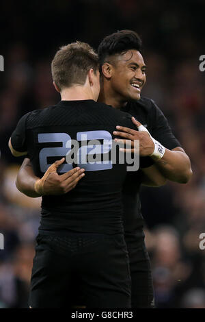 Der Neuseeländer Julian Savea (rechts) feiert seinen Hattrick-Versuch und den sechsten seiner Mannschaft mit Teamkollege Beauden Barrett während des Rugby-Weltcupspiels im Millennium Stadium, Cardiff. Stockfoto