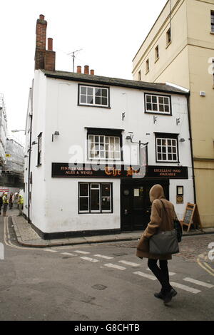 Oxford-Kneipen. Das Bear behauptet, das älteste Pub in Oxford gebaut im Jahr 1242 mit nur 2 kleine Zimmer in Beziehungen und einen gemütlichen bedeckt Stockfoto