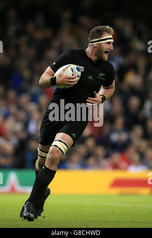 Rugby Union - Rugby-Weltmeisterschaft 2015 - Viertelfinale - Neuseeland gegen Frankreich - Millennium Stadium. Der neuseeländische Kieran Read fährt ein, um beim Rugby-Weltcup-Spiel im Millennium Stadium in Cardiff seinen siebten Versuch zu machen. Stockfoto