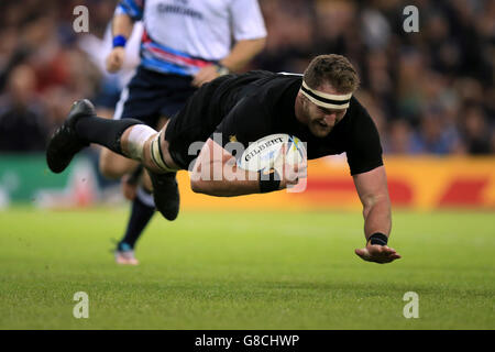 Rugby Union - Rugby-Weltmeisterschaft 2015 - Viertelfinale - Neuseeland gegen Frankreich - Millennium Stadium. Der Neuseeländer Kieran Read erzielt seinen siebten Versuch während des Rugby-Weltcup-Spiels im Millennium Stadium, Cardiff. Stockfoto