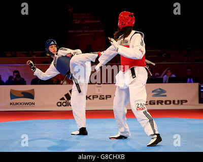 Die britische Bianca Walkden (links) im Einsatz gegen die chinesische Shuyin Zheng während des Finalmatches der Frauen über 67 am zweiten Tag der WTF-Taekwondo-Weltmeisterschaften in der Manchester Regional Arena. Stockfoto